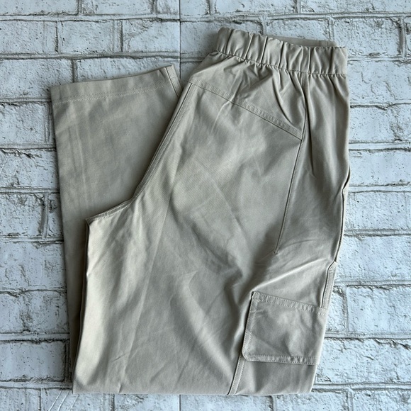 Lululemon Light Cargo Pant - Picture 4 of 9